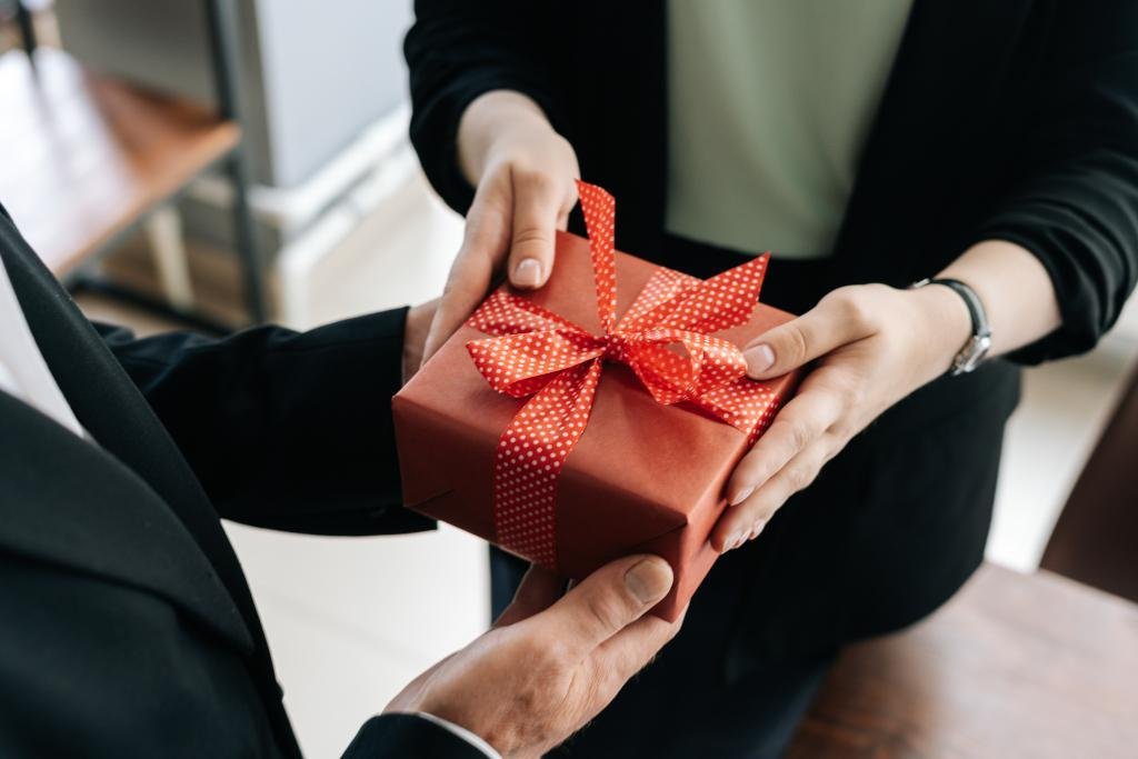 7 Good Luck Gift Ideas For Office Mates